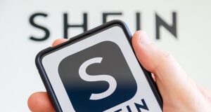 O chefe da Debenhams instou o Partido Trabalhista a acelerar sua repressão aos impostos sobre embalagens