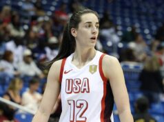 Caitlin Clark se torna viral por comportamento bizarro após vitória do time dos EUA sobre a Itália: ‘O que você está fazendo?