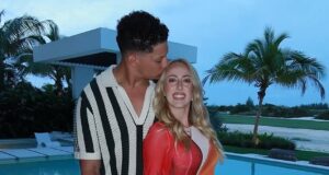 Patrick e Brittany Mahomes surpreendem em novas fotos de férias na praia enquanto a estrela do Chiefs aproveita ao máximo a temporada