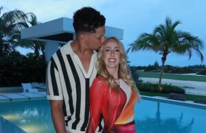 Patrick e Brittany Mahomes surpreendem em novas fotos de férias na praia enquanto a estrela do Chiefs aproveita ao máximo a temporada