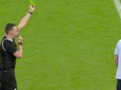 A bizarra decisão do árbitro faz com que a estrela do Man United escape do cartão vermelho, apesar de ter recebido DOIS cartões amarelos no empate da Inglaterra com o Uruguai em Wembley – em novo momento da ‘Graham Poll’