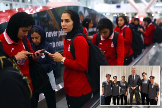 Irã acusa Austrália de manter jogadora de futebol como refém após conceder asilo