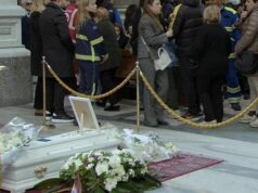 Nola, o sarcófago de Dominic na catedral. Abraço entre o governador de Monaldi e a mãe de Patrizia.