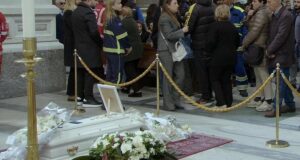 Nola, o sarcófago de Dominic na catedral. Abraço entre o governador de Monaldi e a mãe de Patrizia.