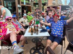 Festival de Cheltenham 2026: britânicos assistindo corridas em Benidorm