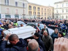 Condolências, flores e camisetas no funeral de domingo em Nola