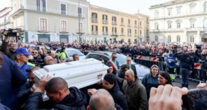 Condolências, flores e camisetas no funeral de domingo em Nola