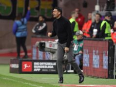 Albert Riera pediu melhorias apesar da vitória do Frankfurt