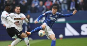 O novo contrato de Edin Dzeko com o Schalke está à beira