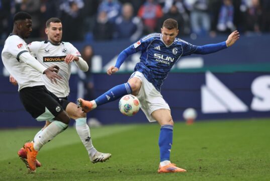 O novo contrato de Edin Dzeko com o Schalke está à beira