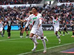 Noahkai Banks, de Augsburg, dando um tempo na decisão americana x alemã