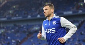 Džeko ajudou o Schalke a manter a liderança na vitória sobre o Bielefeld