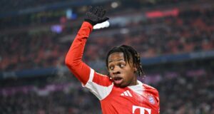 O jovem jogador do Bayern, Wisdom Mike, sofreu uma lesão no final da temporada