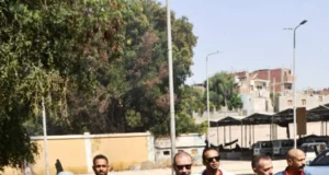 Avaliações de licenças para todas as lojas e oficinas no túnel na estrada para Aswan