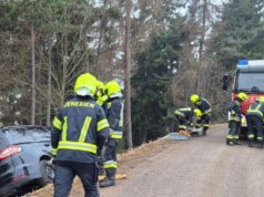Carro sai da estrada em San Genesio, moradores seguros – Notícias