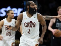 James Harden, ainda com o polegar quebrado, voltou na vitória