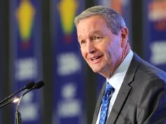 Mitch Barnhart se aposentou do Kentucky AD em uma nova função na escola