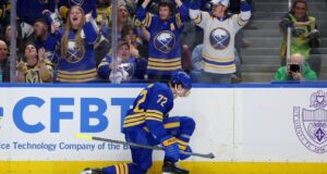 Os Sabres homenageiam o medalhista de ouro Tigh Thompson, que marca o gol decisivo