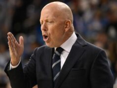 Cronin, da UCLA, pede que as escolas excedam os limites de participação nas receitas