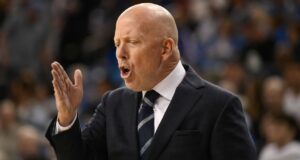 Cronin, da UCLA, pede que as escolas excedam os limites de participação nas receitas