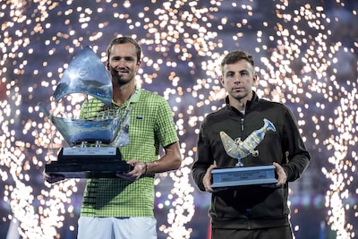 Tallon Greek Spoor deixou Dubai depois de não poder sair devido à guerra.