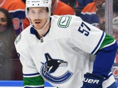 As estrelas em destaque adquirem Dee Taylor Myers dos Canucks para uma escolha