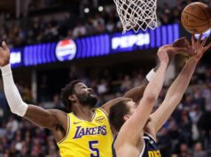 Lakers Eaton sai com lesão no joelho, diz lesão no cotovelo de LeBron