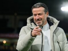 Por que não deu certo em Almelo: técnico demitido, artilheiro vendido E o clube está um caos total