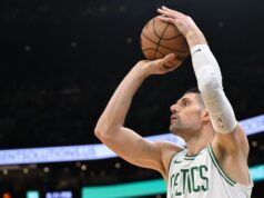 Vucevic, do Celtics, quebra o dedo. Fontes dizem que o mês provavelmente terminará.