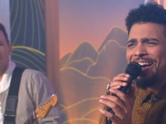 Aula de sábado: Cory Wong canta “Roses Fade” com Devon Gilfillian