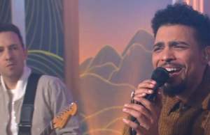 Aula de sábado: Cory Wong canta “Roses Fade” com Devon Gilfillian