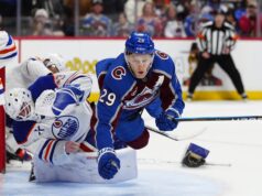 NHL revoga major de Nathan MacKinnon por colisão de tiros
