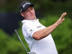 Sepp Straka empatou na liderança do Players Championship durante os atrasos