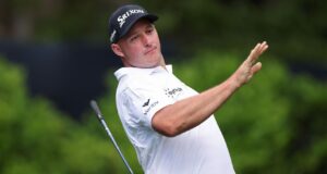 Sepp Straka empatou na liderança do Players Championship durante os atrasos