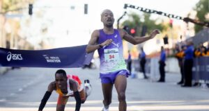 Corredores simpatizam com o desvio do líder da Maratona de Los Angeles