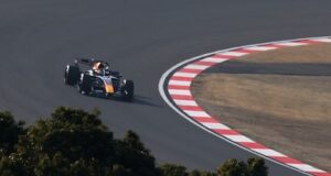 Verstappen caiu muito depois de um péssimo começo. Hamilton luta com Russell pela liderança