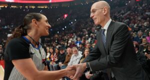 Adam Silver, da NBA, visitou Portland depois que o projeto de reforma da arena foi aprovado.