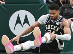 Giannis Antetokounmpo ficou de fora da vitória do Bucks após uma aterrissagem estranha.