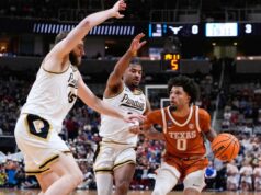 Jordan Pope, do Texas, disse que jogou com uma perna quebrada contra Purdue