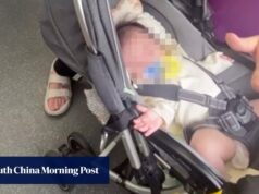 A polícia de Hong Kong foi alertada depois que um homem foi visto batendo repetidamente no pé de uma criança em um trem.