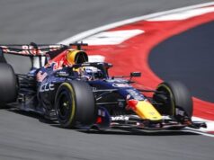 Max Verstappen, em parte devido a uma largada desastrosa fora dos pontos na corrida sprint, George Russell lutou pela vitória.