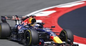 Max Verstappen, em parte devido a uma largada desastrosa fora dos pontos na corrida sprint, George Russell lutou pela vitória.