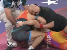 Arman Tsarukyan ataca um inimigo, causando um ataque corpo a corpo na RAF 6.