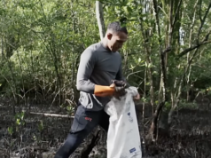Charles Oliveira percorre o caminho da memória apanhando caranguejos.