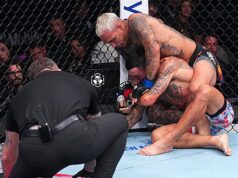 Charles Oliveira derrotou Max Holloway para conquistar o título do BMF na luta pelo título do UFC 326.