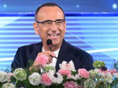 Fazendo uma reverência ao público, Conti foi levado e Sanremo tremeu com a tocha. Rai: “Um novo plano”