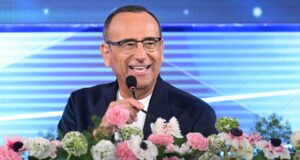 Fazendo uma reverência ao público, Conti foi levado e Sanremo tremeu com a tocha. Rai: “Um novo plano”