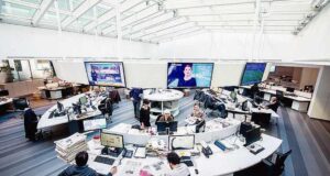 Jornalistas estão em reunião contínua, o site do La Stampa só será atualizado às 7h do dia 5 de março