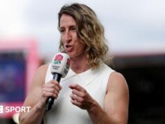 Kate Merchant: A ex-ala da Inglaterra quer que o futebol feminino espelhe o futebol masculino, melhorando a segurança dos jogadores.