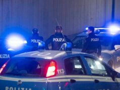 Ladrões em um carro em Roma em uma corrida com a polícia: um homem e uma esposa estão mortos